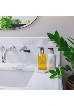 MOLTON BROWN HAND CARE Flora Luminare Hand Lotion 300ml 15 MOLTON BROWN HAND CARE Flora Luminare Hand Lotion 300ml -Angebote Gesichtspflege Store unnamed file 86